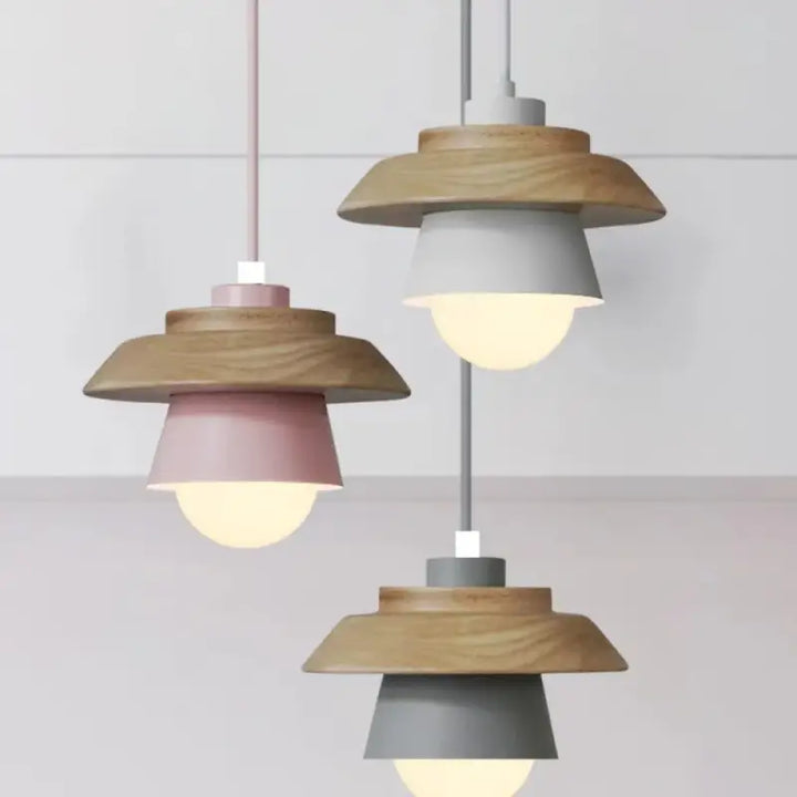Suspension luminaire macaron en bois et aluminium pour cuisine


