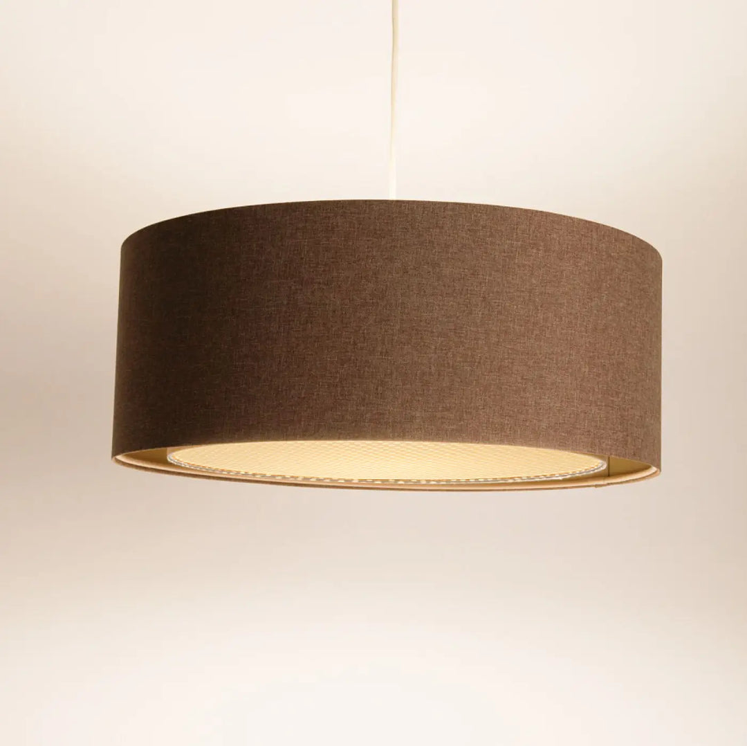 Suspension luminaire marron avec abat-jour textile cylindrique en sable et doublure écrue douce et lumineuse