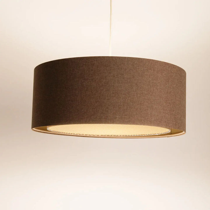 Suspension luminaire marron avec abat-jour textile cylindrique en sable et doublure écrue douce et lumineuse