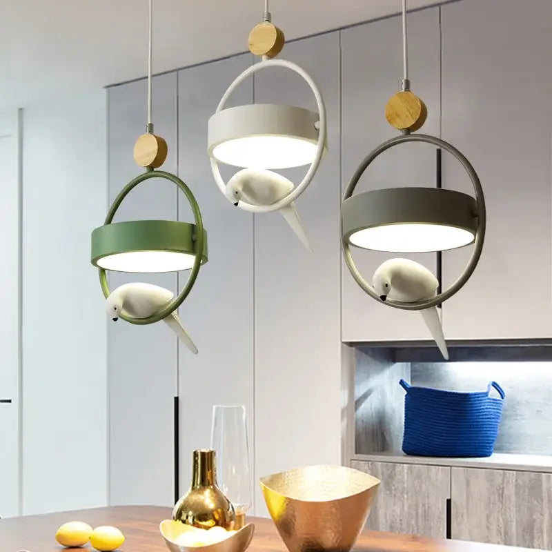 Suspension luminaire en métal et bois avec oiseau élégant