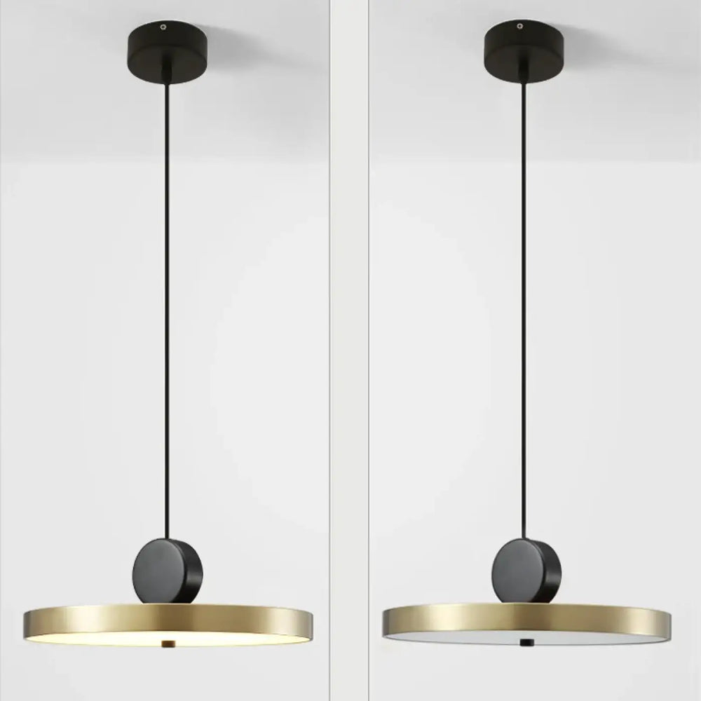 Suspension luminaire altis avec design minimaliste métal doré et monture plafond noire élégante