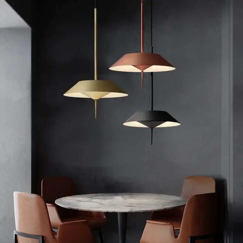 Suspension luminaire en métal doré au style moderne noir