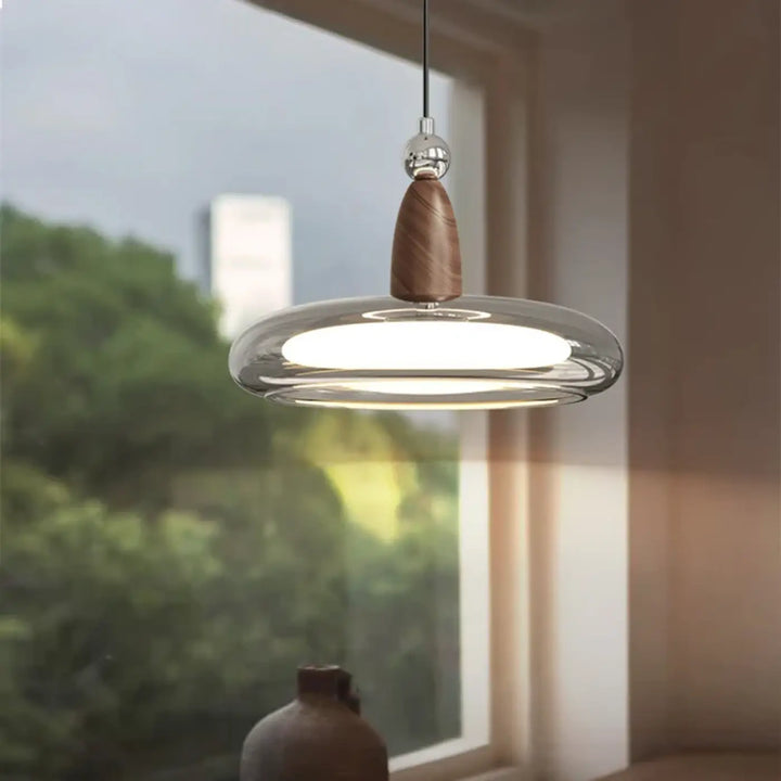 Suspension luminaire cristora avec abat-jour en verre transparent et accent en bois ton chaud pour un luminaire contemporaine