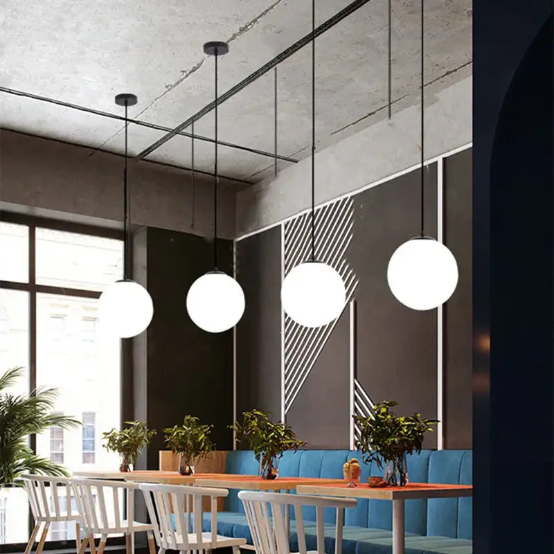 Suspension luminaire minimaliste avec une grosse boule blanche

