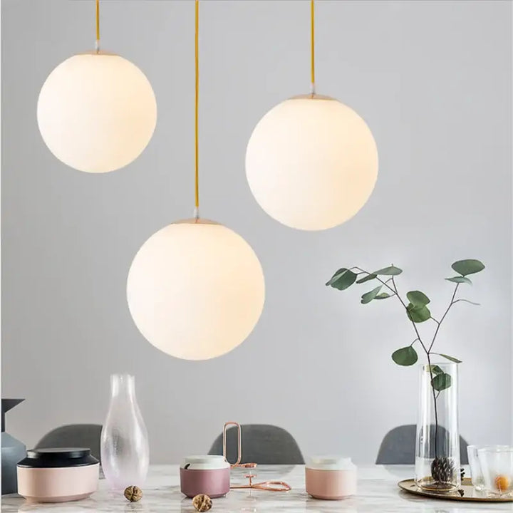 Suspension luminaire minimaliste avec une grosse boule blanche

