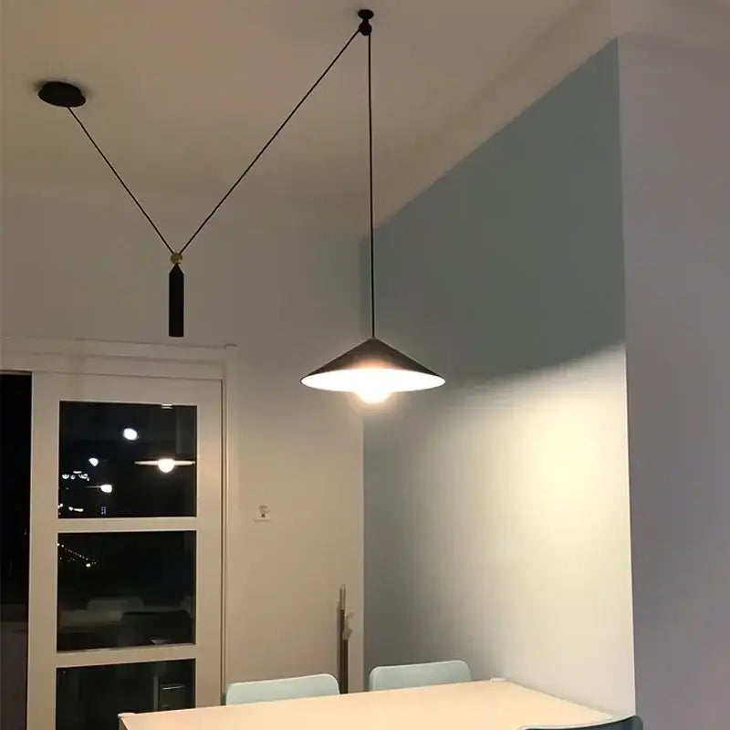 La suspension luminaire moderne avec abat-jour conique élégante