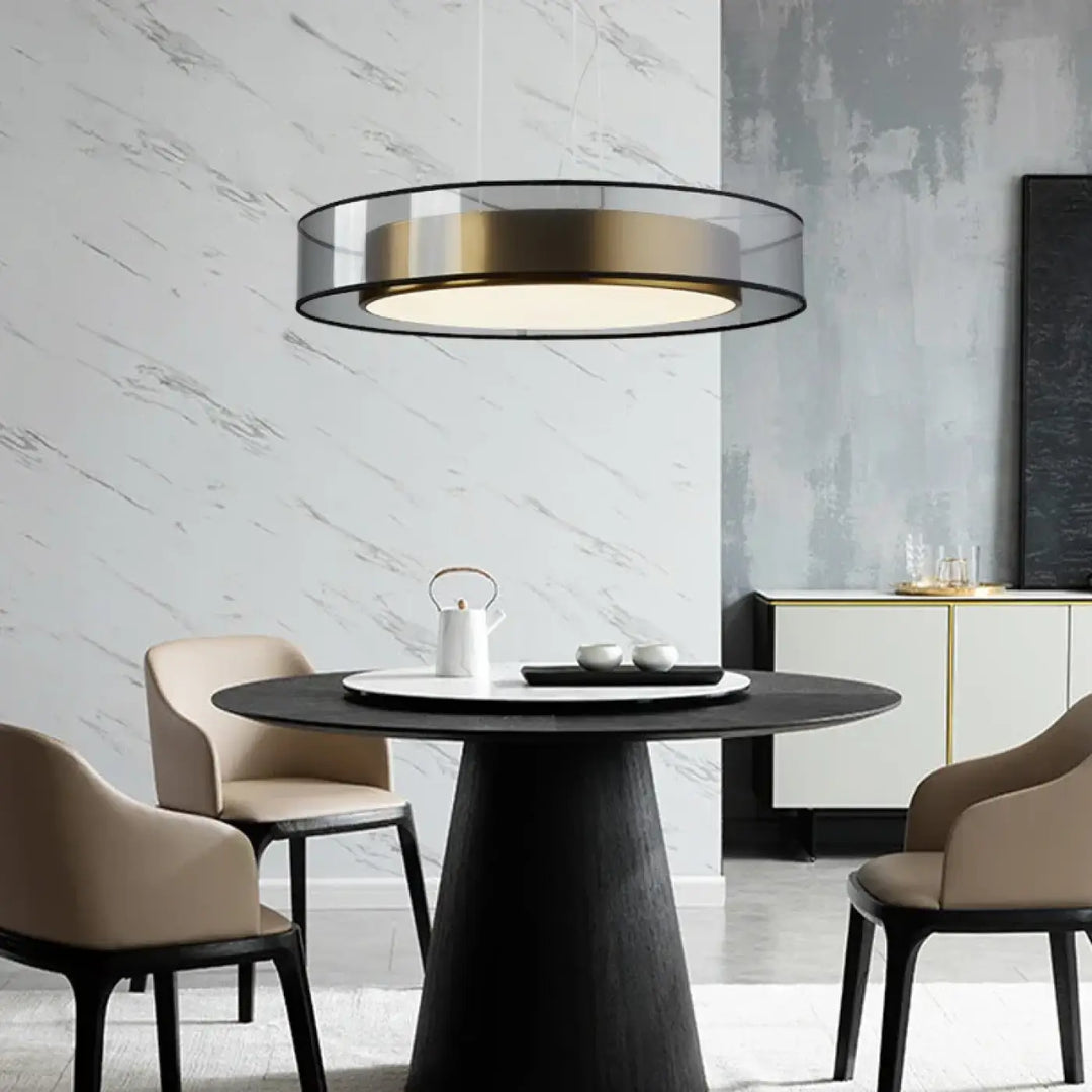 Suspension luminaire kylos moderne circulaire avec cadre noir, abat-jour en verre translucide et anneau doré chaud