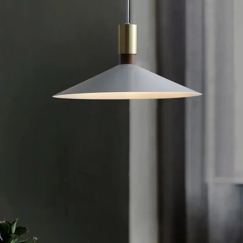 Suspension luminaire moderne cône métal avec détail doré

