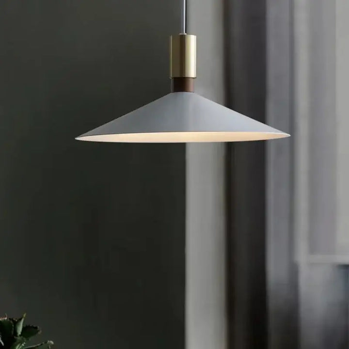 Suspension luminaire moderne cône métal avec détail doré

