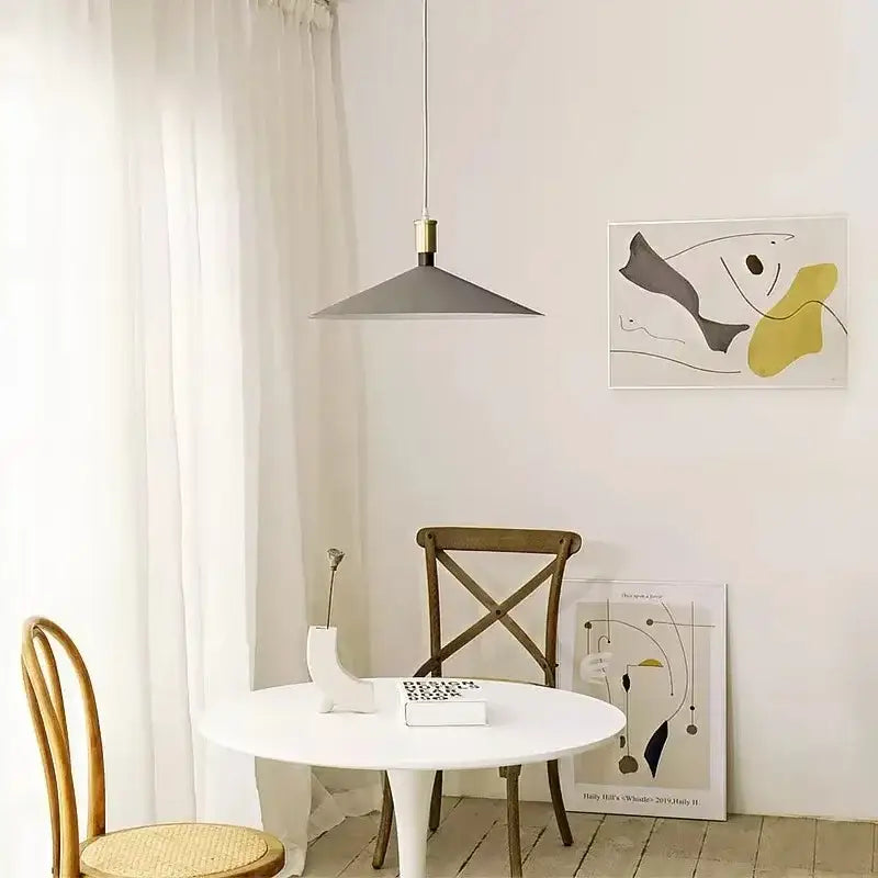 Suspension luminaire moderne cône métal avec détail doré

