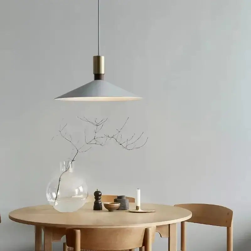 Suspension luminaire moderne cône métal avec détail doré

