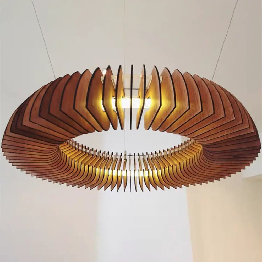 Suspension luminaire xylia en bois circulaire chaleureux avec lamelles en spirale pour salle d’exposition moderne