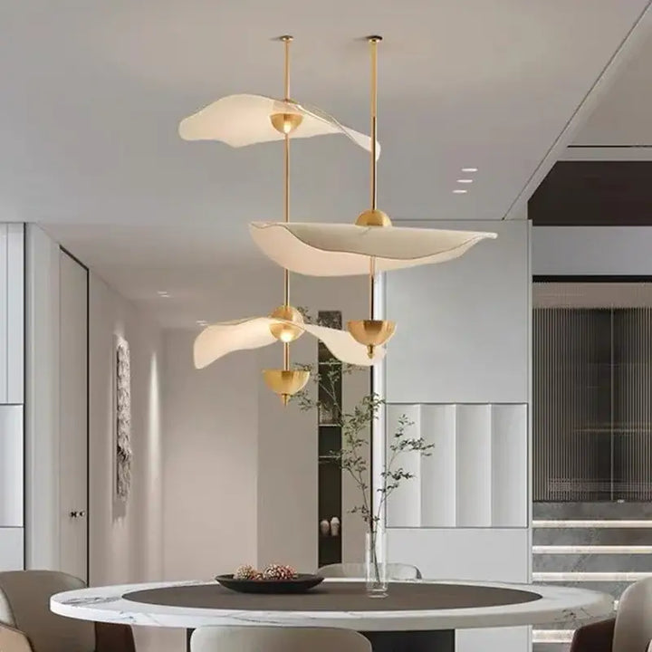 Suspension luminaire moderne dorée design aérien élégant