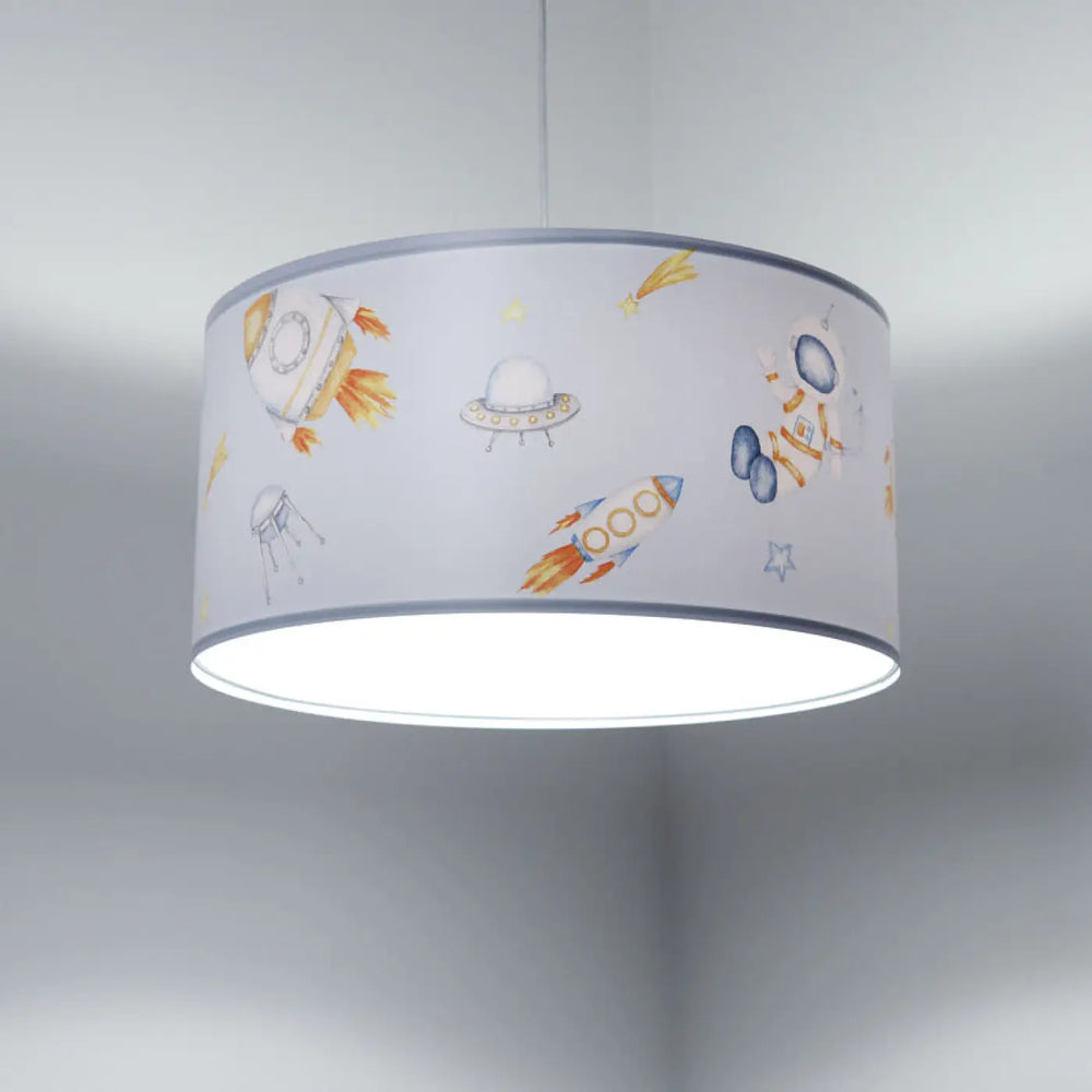 Suspension luminaire moderne avec abat-jour cylindrique blanc et motifs fusées orange bleu et gris pour chambre enfants