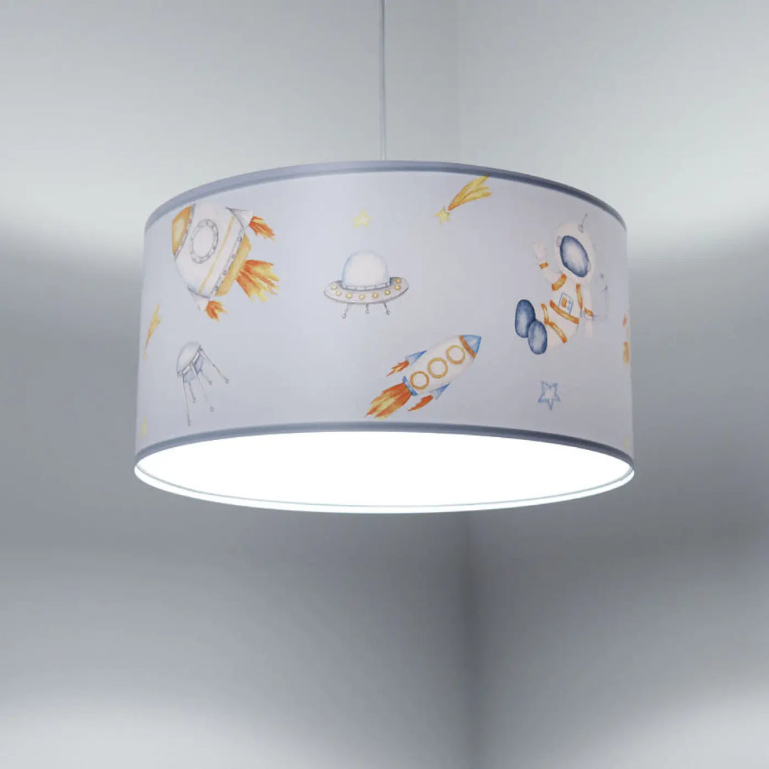 Suspension luminaire moderne avec abat-jour cylindrique blanc et motifs fusées orange bleu et gris pour chambre enfants
