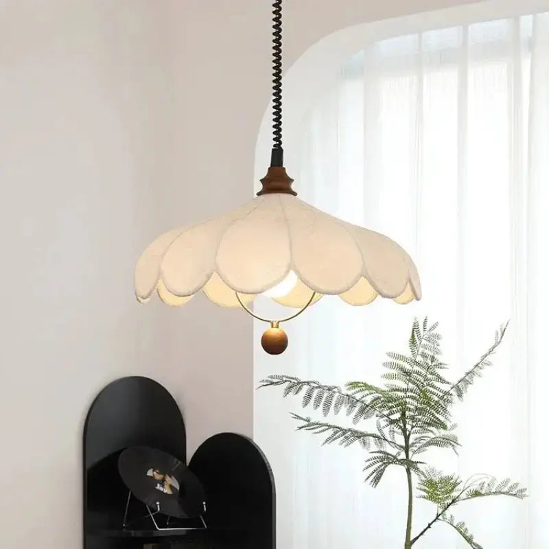 Suspension moderne en tissu ondulé blanc design élégant