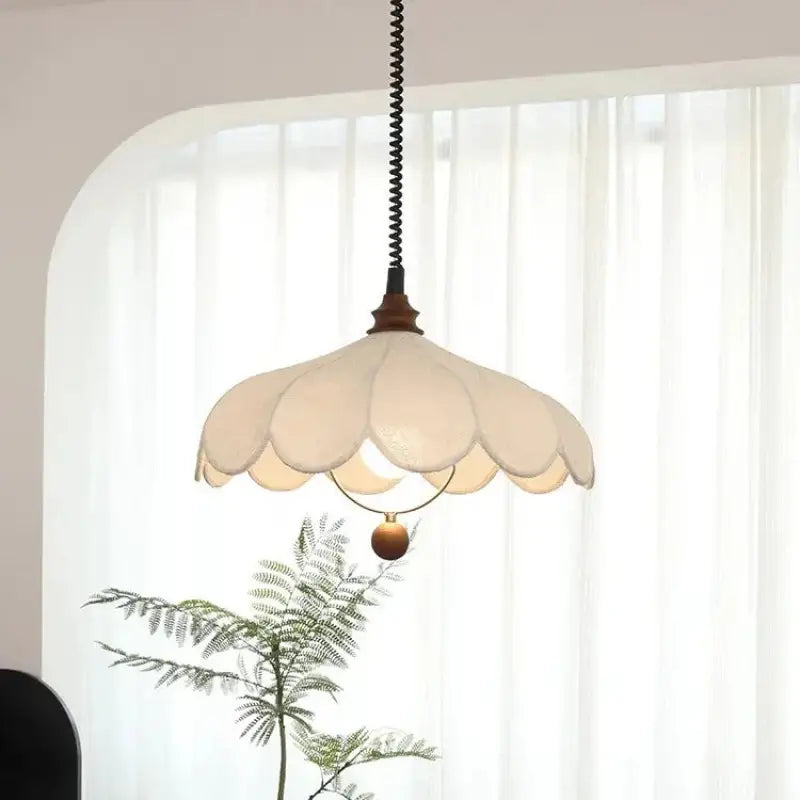 Suspension moderne en tissu ondulé blanc design élégant