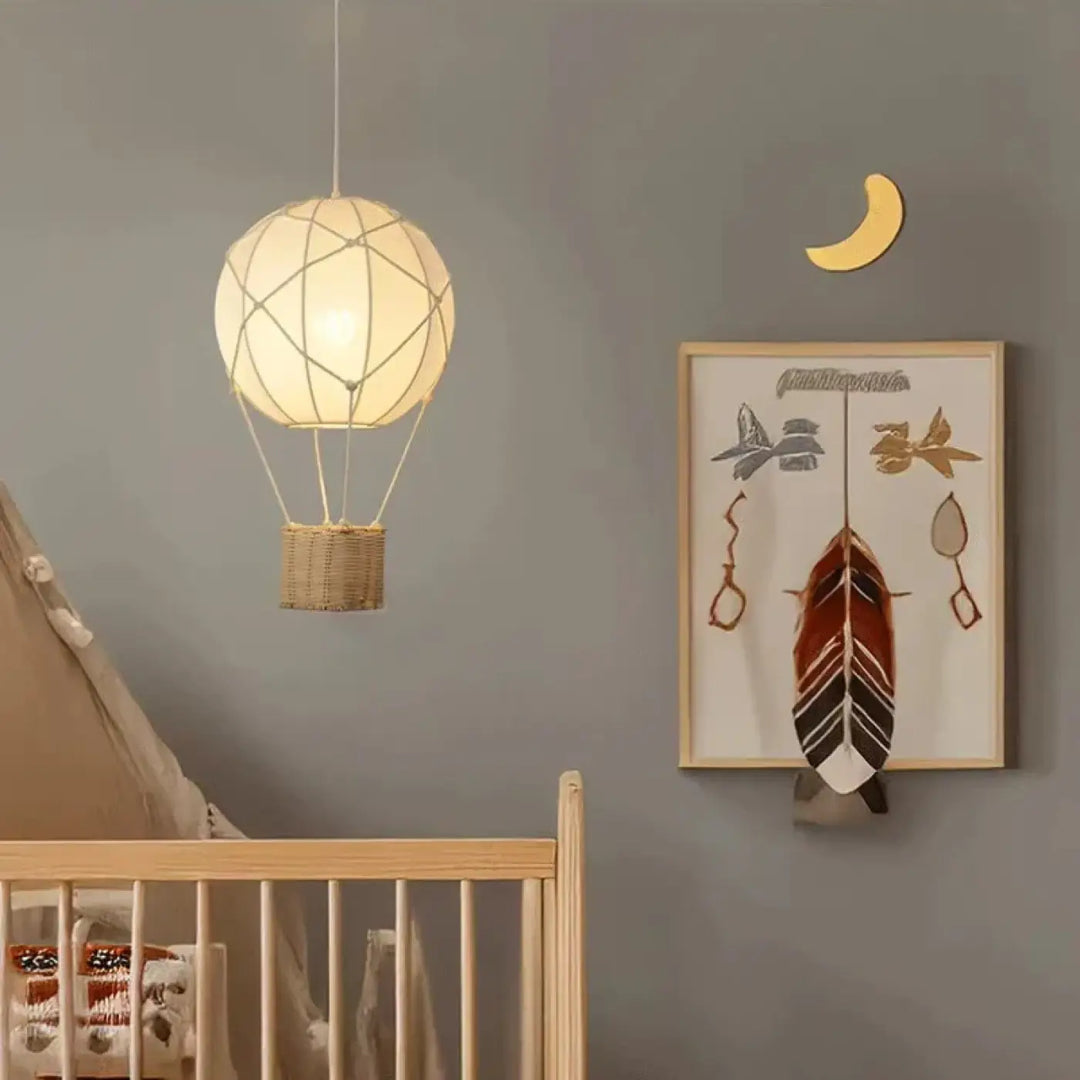 Suspension luminaire montgolfière design avec panier en rotin chic