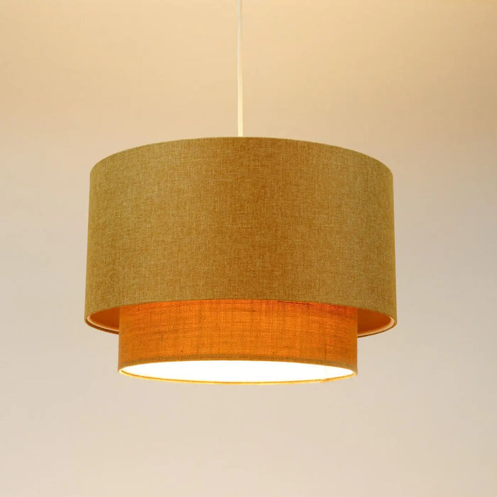 Suspension luminaire duo boho elegant à deux niveaux avec abat-jour texturé vert olive et intérieur orange chaud