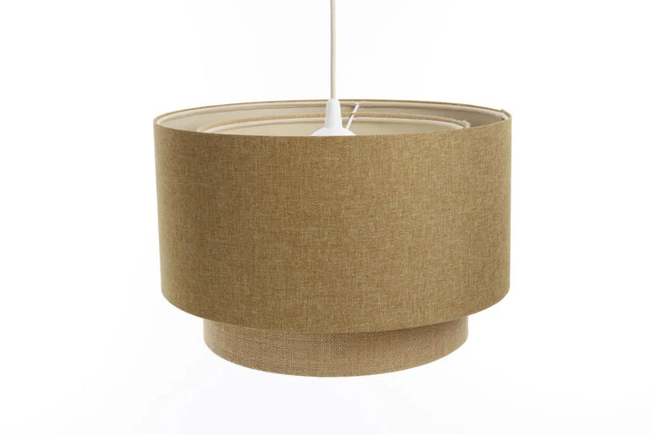Suspension luminaire moutarde en tissu ton camel avec design cylindrique à étages et fixation blanche élégante