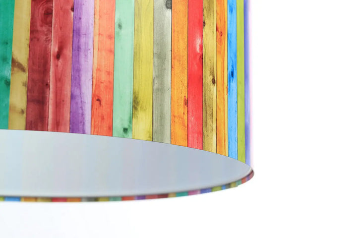 Suspension luminaire multicolore avec abat-jour cylindrique en bois vibrant aux motifs multicolores visibles