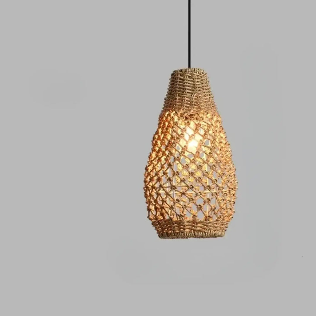 Suspension luminaire maÏlo en rotin tressé couleur chaude avec forme conique style lanterne pour ambiance nature