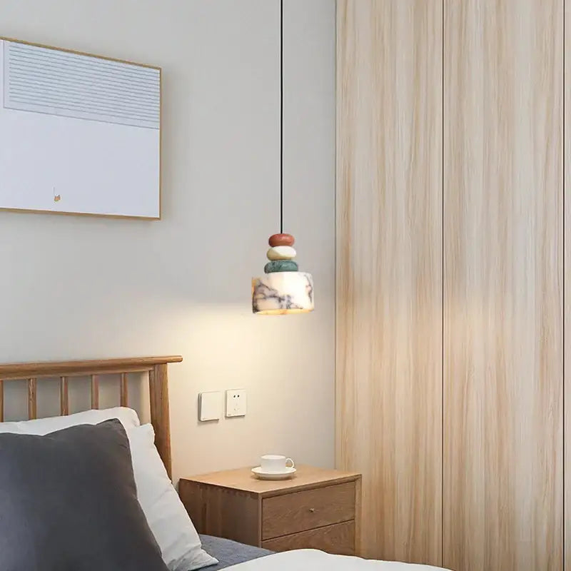 Suspension luminaire noir et blanc avec 3 boules colorées