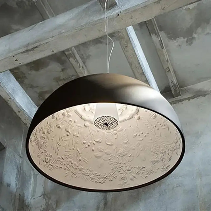 Suspension luminaire noir avec des gravures blanches à l'intérieur

