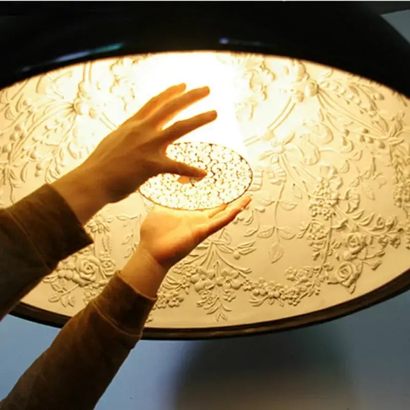 Suspension luminaire noir avec des gravures blanches à l'intérieur

