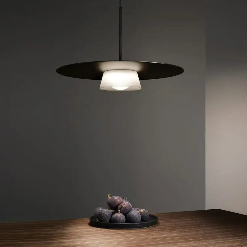 Suspension luminaire noire circulaire avec lumière blanche design