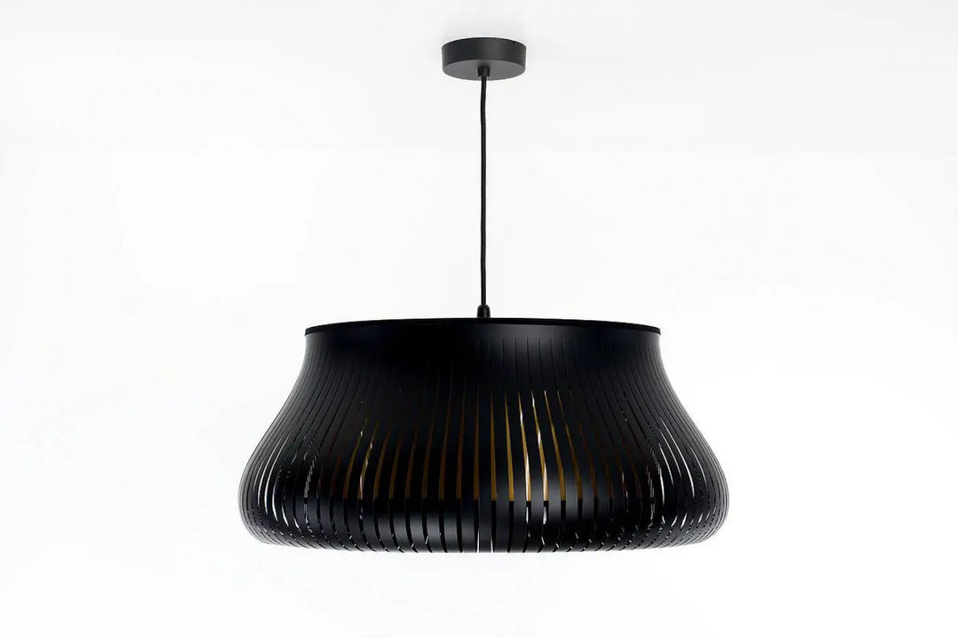 Suspension luminaire oblo noir doré avec design cannelé mat et lumière élégante pour intérieur moderne