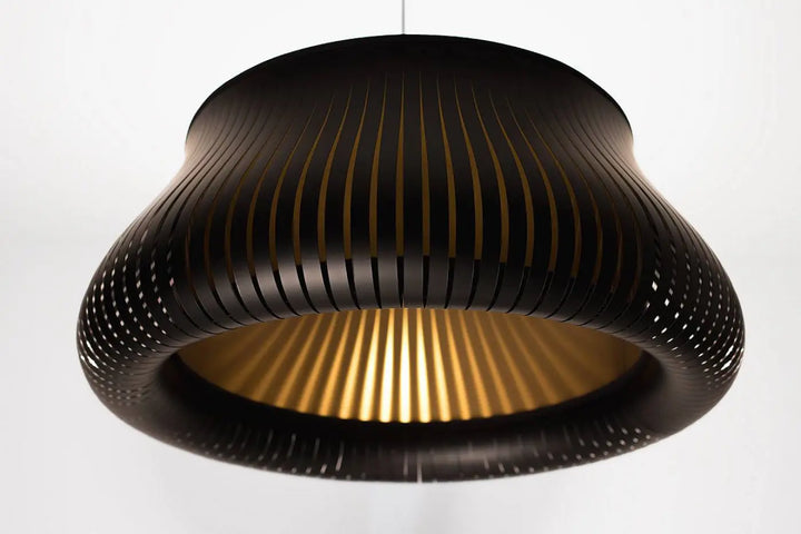 Suspension luminaire oblo noir doré avec extérieur cannelé noir et intérieur doré chaud pour une lumière élégante