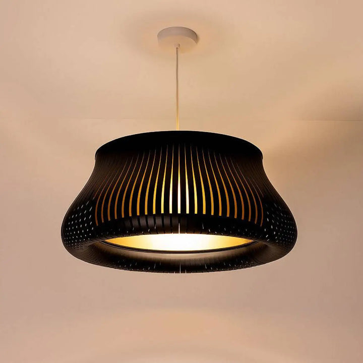 Suspension luminaire oblo noir doré avec abat-jour noir à lattes verticales et lumière intérieure chaude éclatante