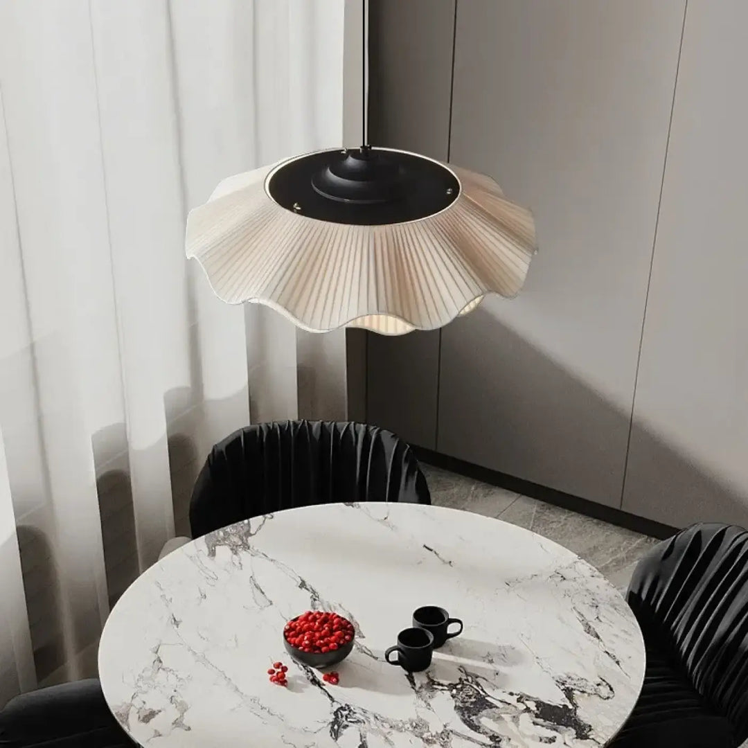 Suspension luminaire ondulée blanche en forme de fleur épuré