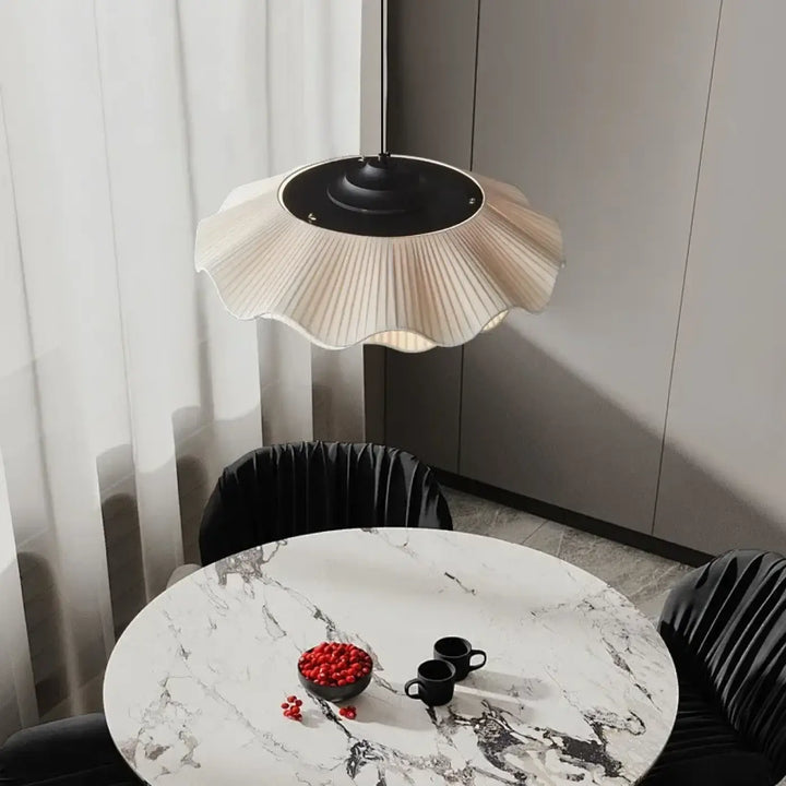 Suspension luminaire ondulée blanche en forme de fleur épuré