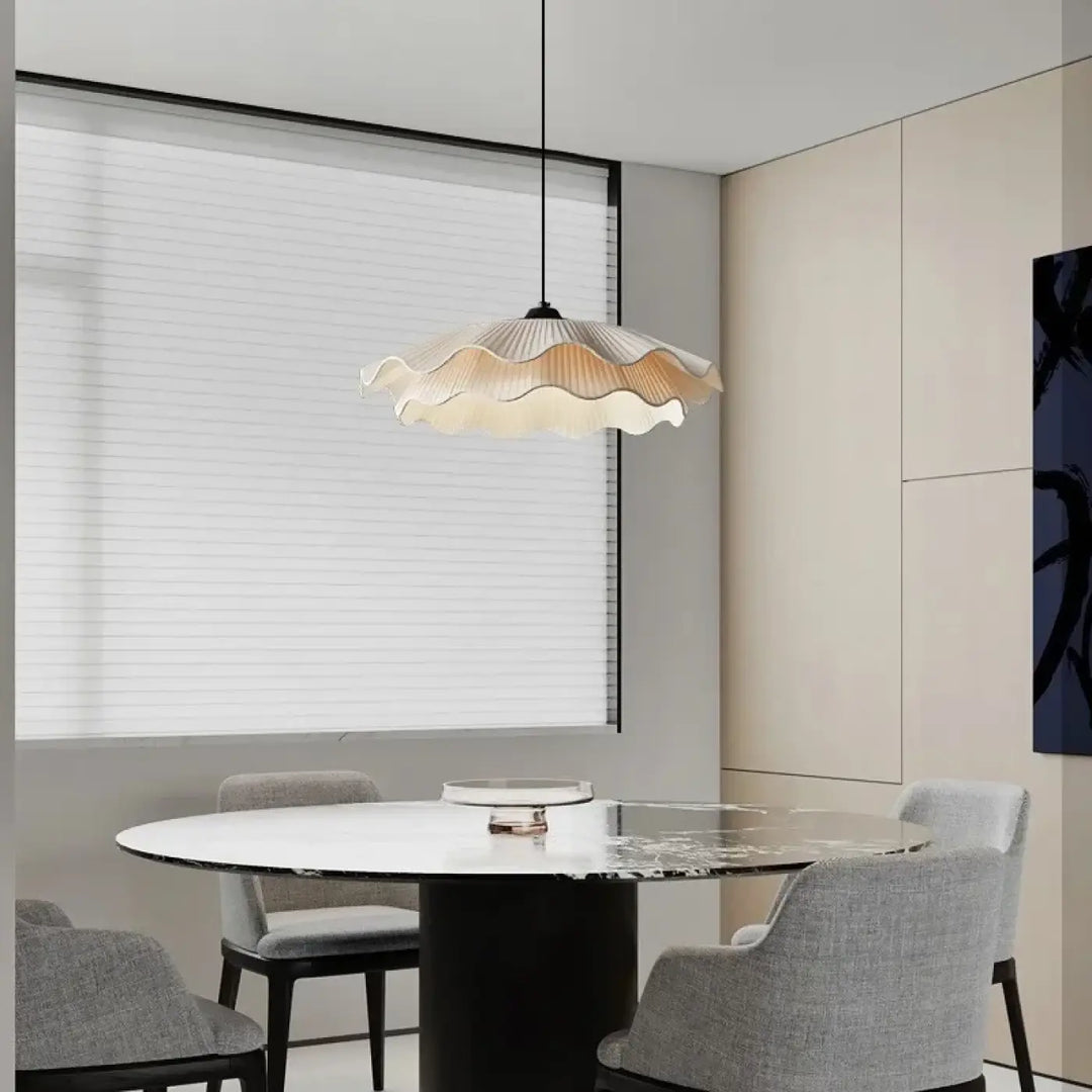 Suspension luminaire ondulée blanche en forme de fleur épuré