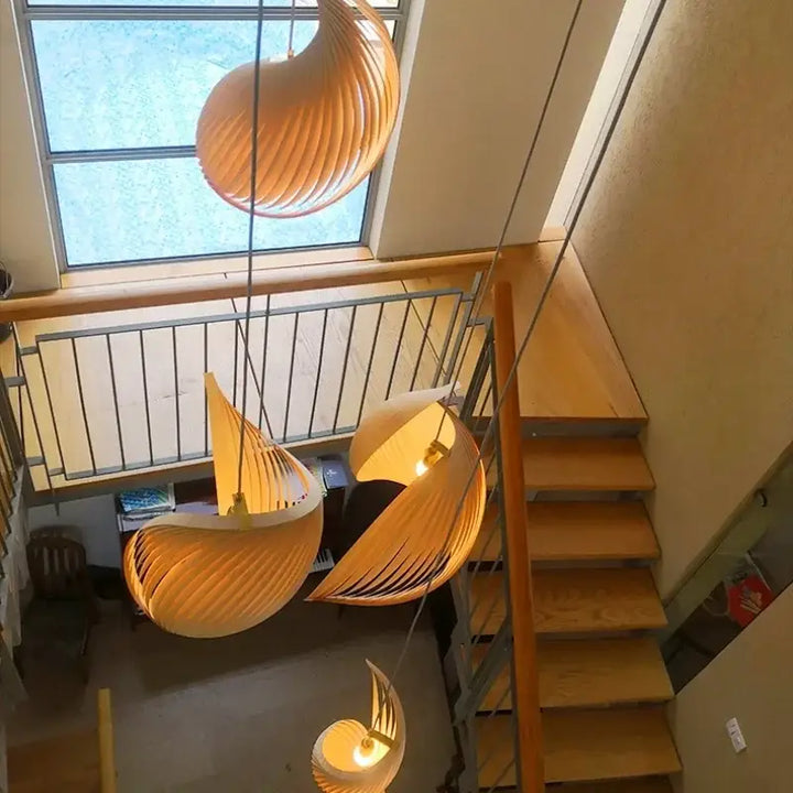 Suspension organique en bois sculptural ambiance chaleureuse