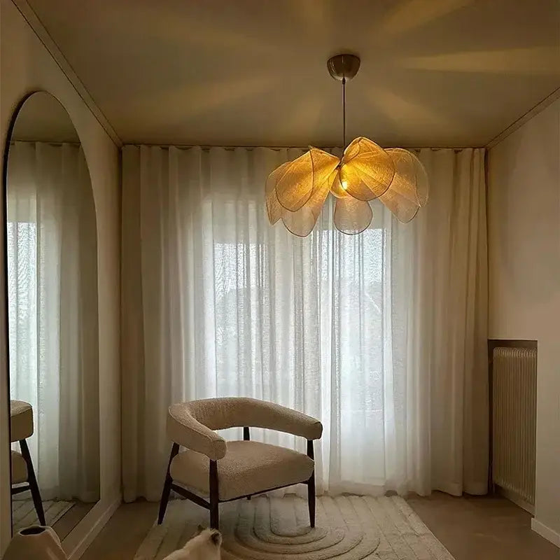 Suspension luminaire original en tissu au design léger et élégant

