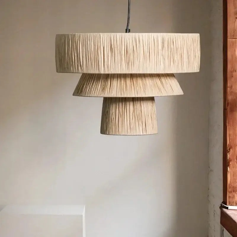 Suspension luminaire en osier en forme de cloche aux bords ondulés

