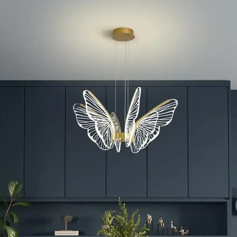 Suspension Luminaire Avec Papillon LED Sur Une Structure Dorée