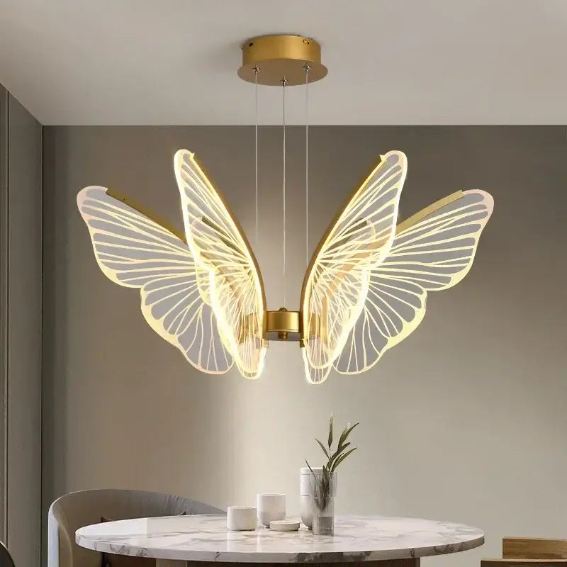 Suspension Luminaire Avec Papillon LED Sur Une Structure Dorée