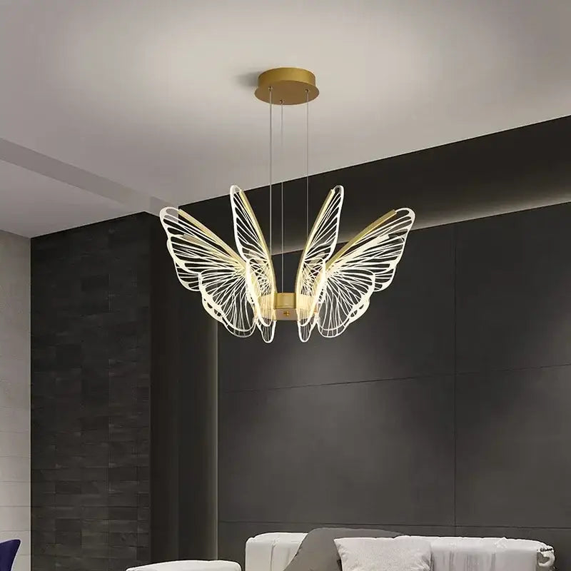 Suspension Luminaire Avec Papillon LED Sur Une Structure Dorée