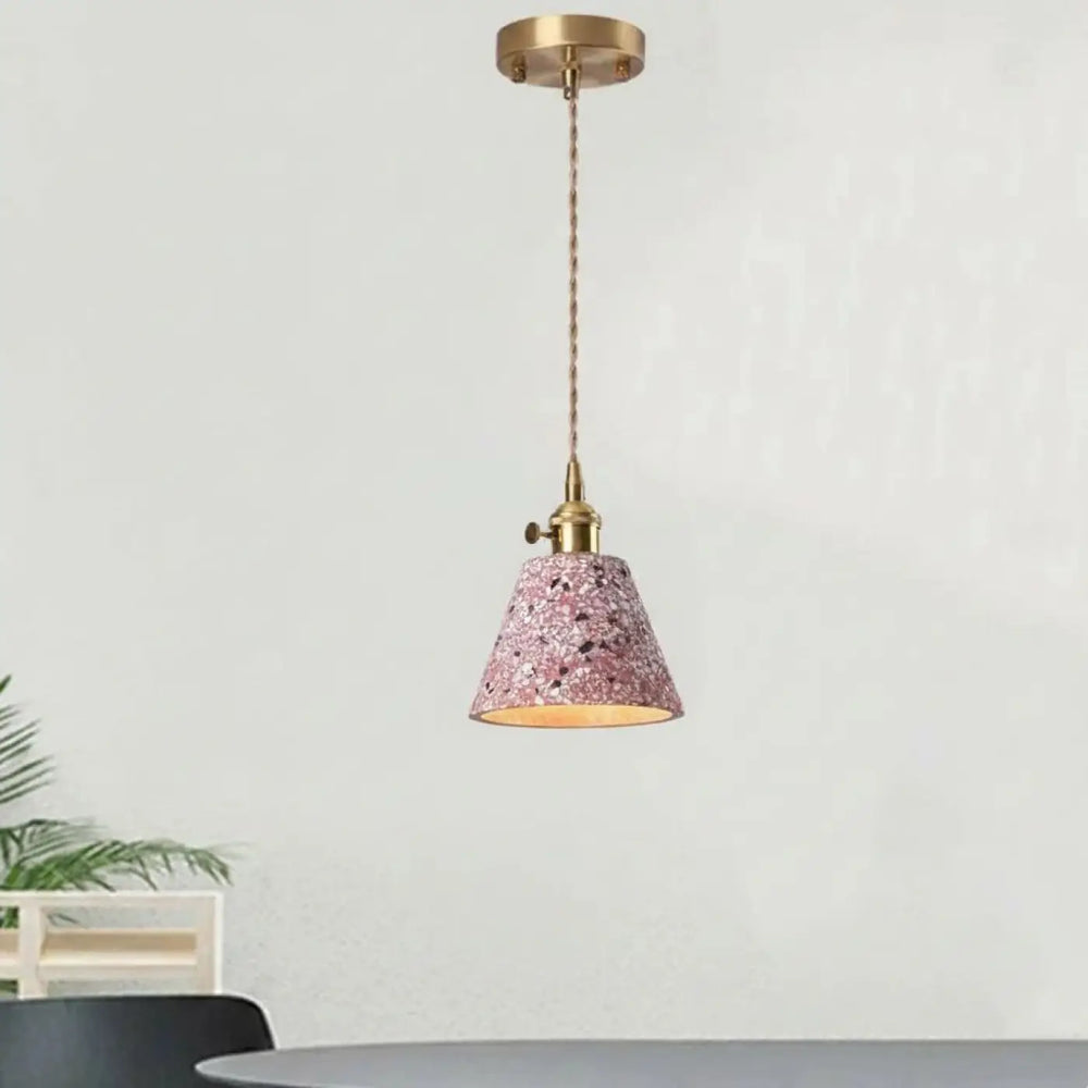 Suspension luminaire tosca affiche un pendentif mosaïque rose avec une chaîne cordon réglable et finition laiton
