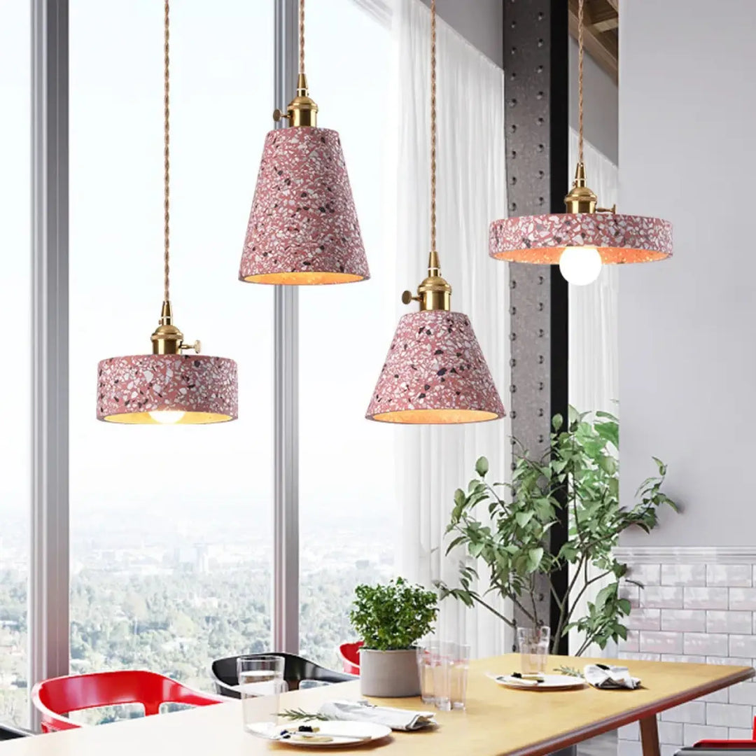 Suspension luminaire tosco avec trois abat-jours terrazzo roses et fixtures en laiton montre l’image chaîne cordon réglable