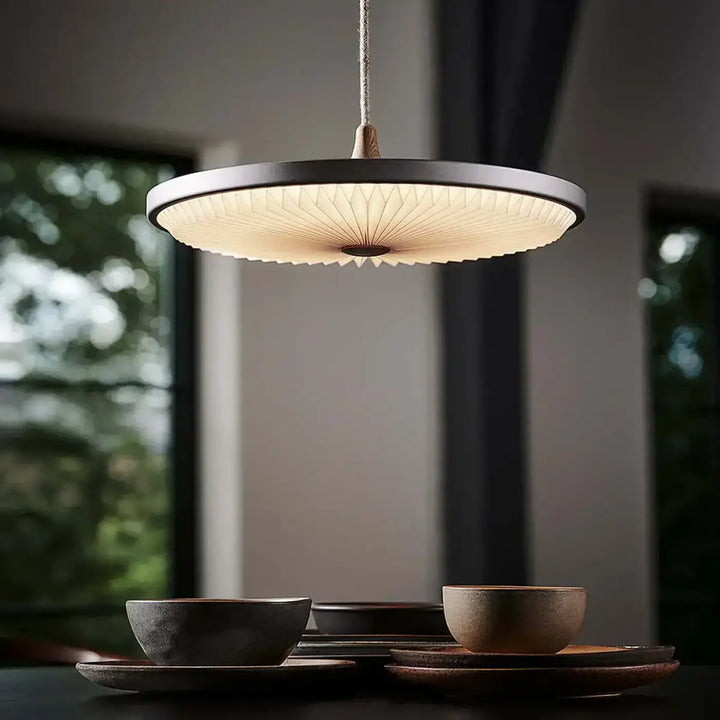 Suspension luminaire plissé en papier sculpté et métal noir ou gris