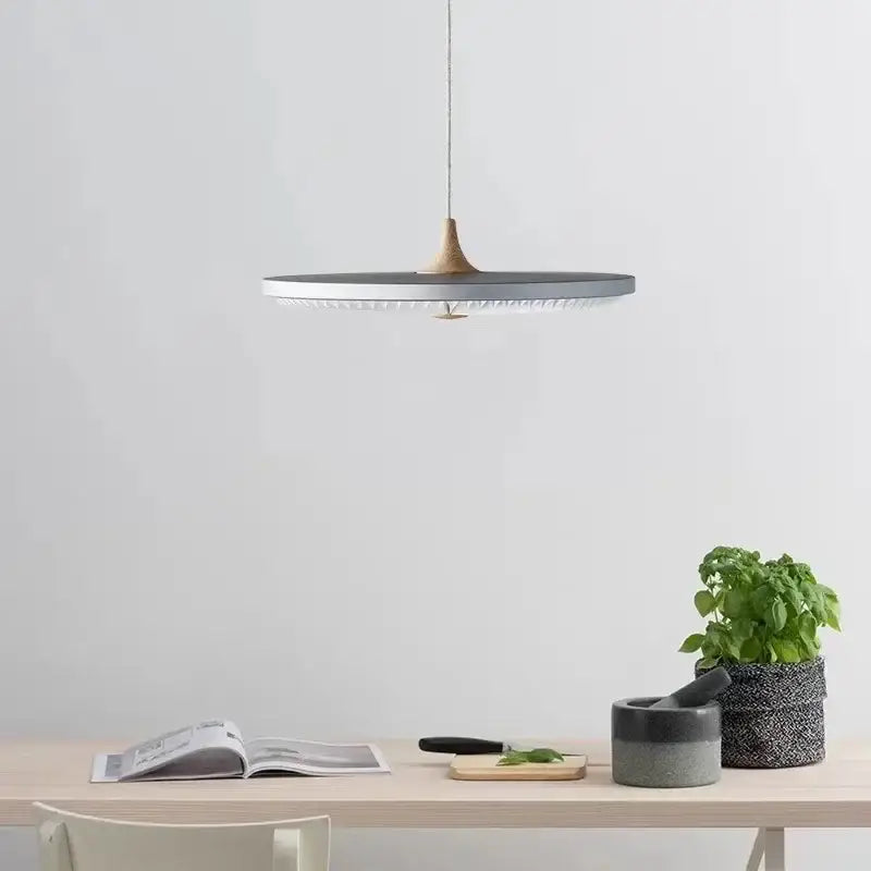 Suspension luminaire plissé en papier sculpté et métal noir ou gris