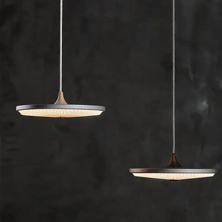 Suspension luminaire plissé en papier sculpté et métal noir ou gris