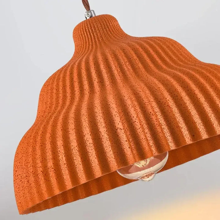 Orange terracotta suspension luminaire lunami avec surface striée texturée et finition tachetée luminaire plissée terracotta
