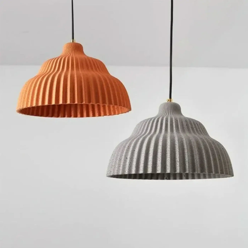 Suspension luminaire lunami avec deux abat-jours en béton nervuré terracotta et gris suspendus par cordons noirs