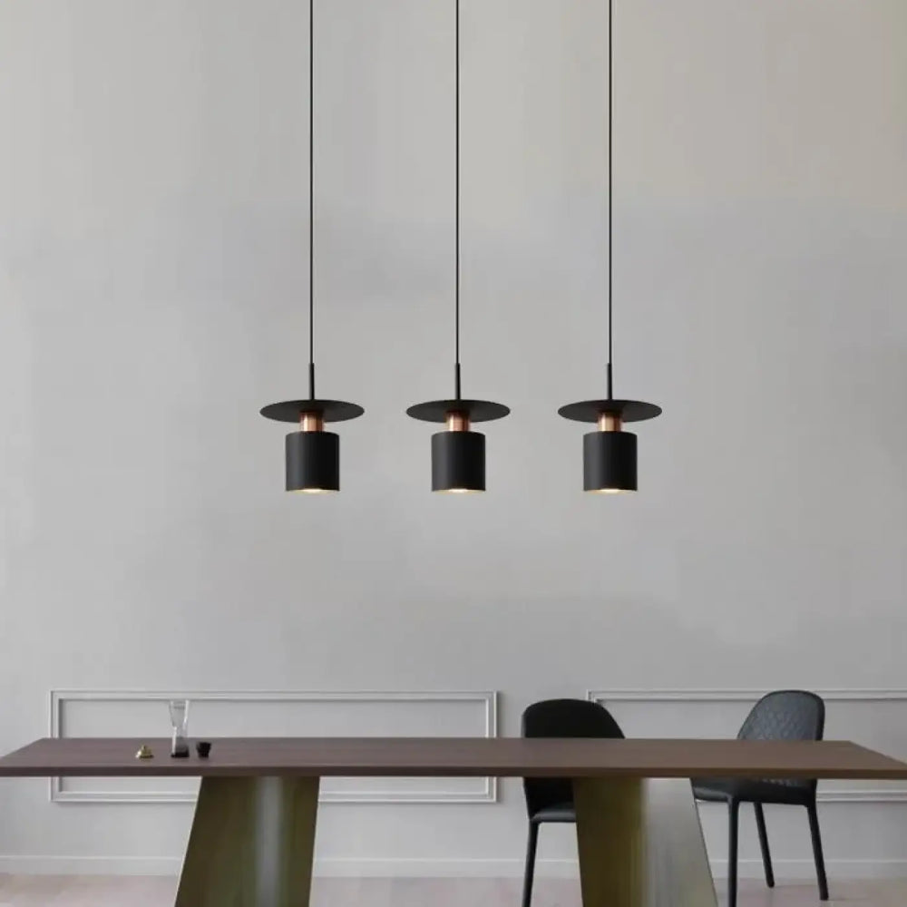 Suspension luminaire bougy avec trois suspensions noires a abat-jour cylindrique pour une luminaire raffinée au-dessus d’une table à manger